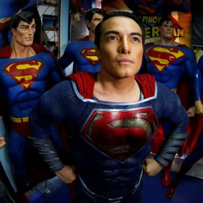  Filipino se somete a 26 cirugías para lucir como Superman