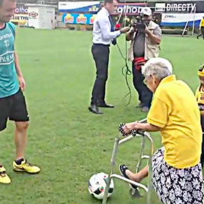  (Video) Aficionada de 102 años entrena con el Barcelona de Guayaquil