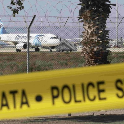  Secuestran avión de Egyptair; liberan a pasajeros y arrestan sospechoso