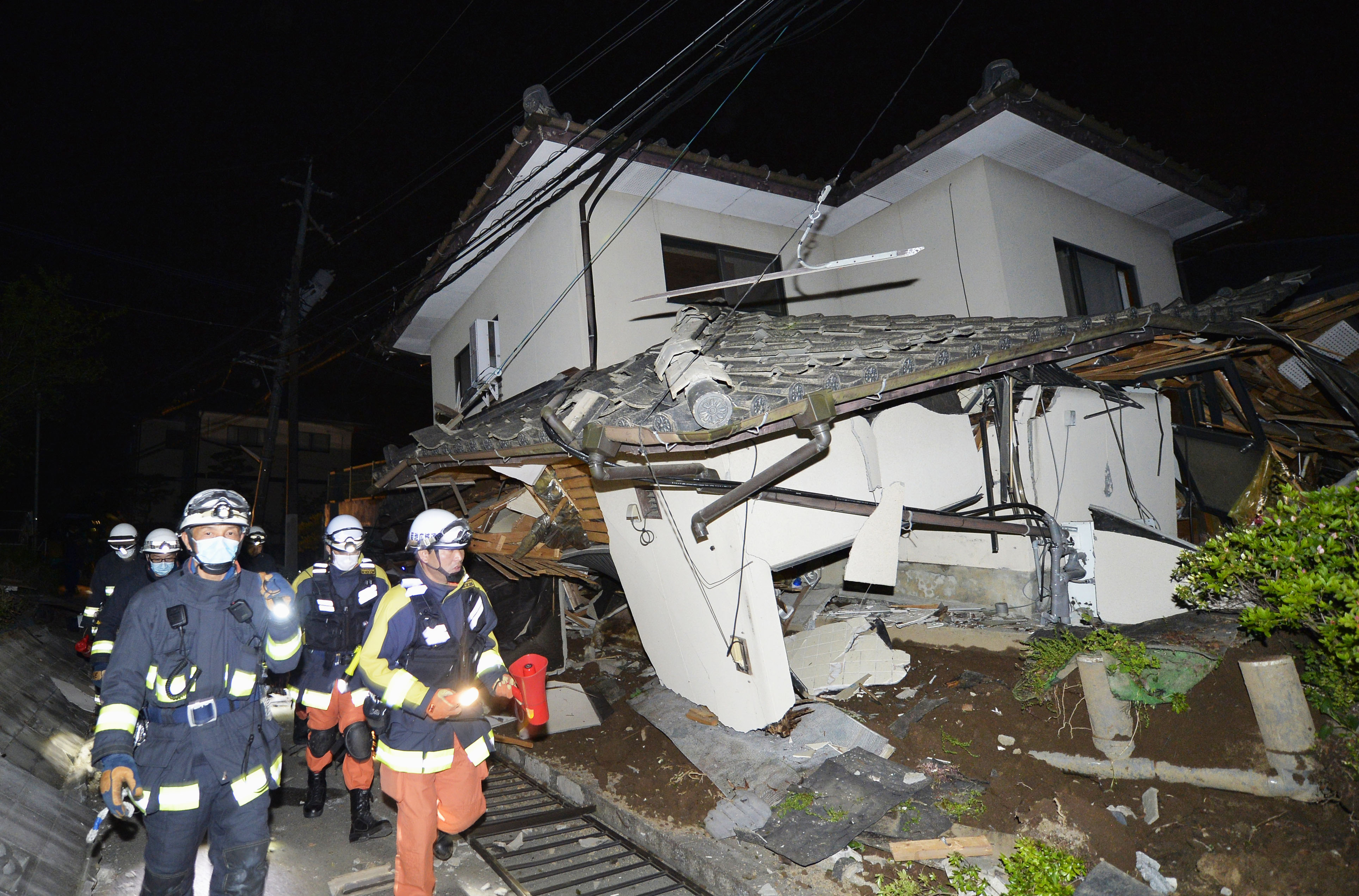  (Galería) 9 muertos y casi un millar de heridos, el saldo actual del terremoto en Japón