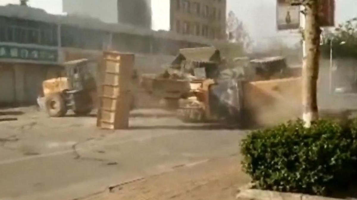  (Video) Excavadoras “pelean” en calles de China