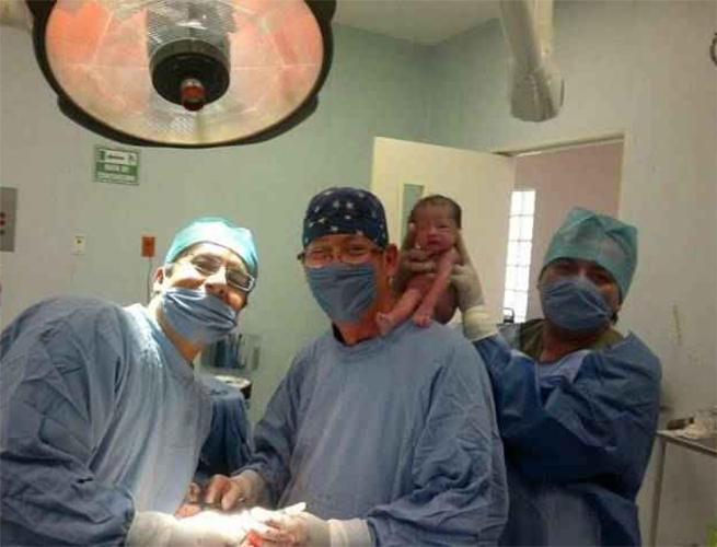  Exhiben en redes sociales a médicos que se tomaron ‘selfie’ con recién nacido