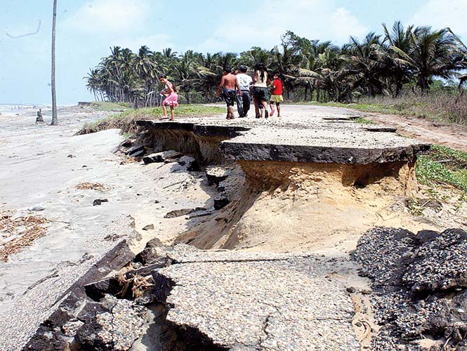  Devora el mar las costas de Tabasco