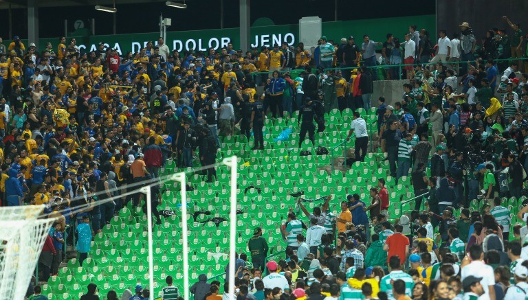  (Video) Aficionados de Santos y Tigres desatan batalla campal