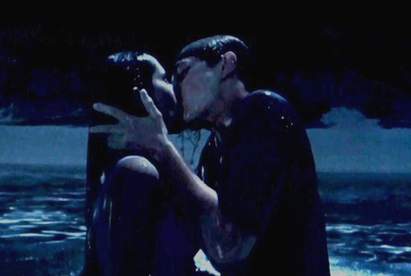  4 escenas de besos que no salieron nada bien