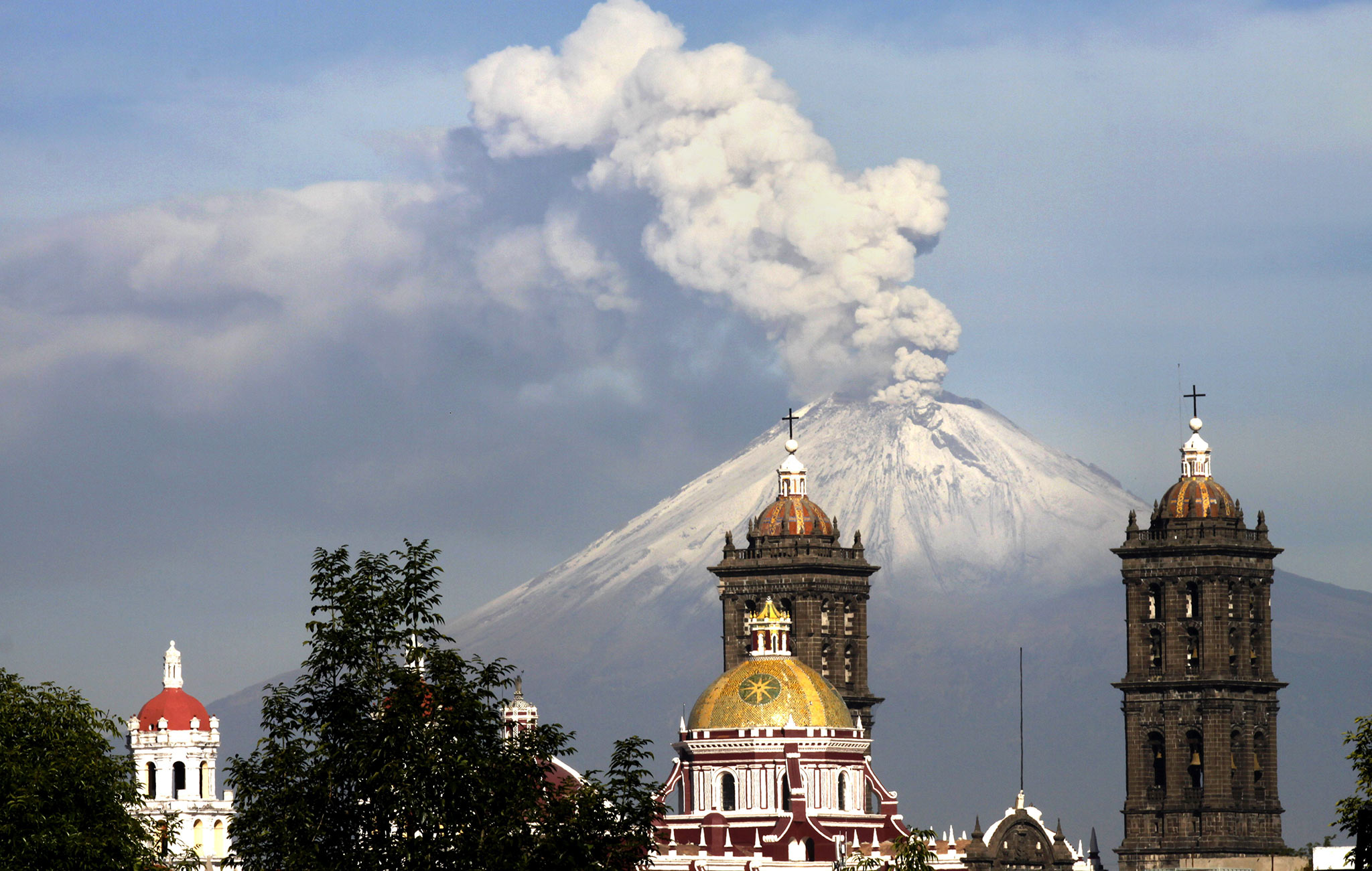  Popocatépetl lanza fragmentos incandescentes; cubre de ceniza a Puebla