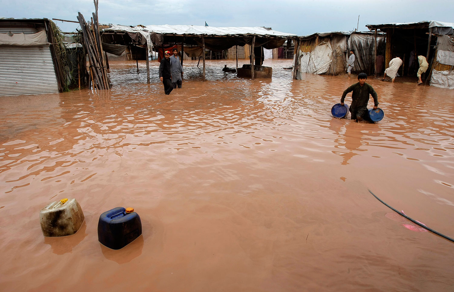  Rescatistas recuperan 23 cuerpos tras lluvias en Pakistán