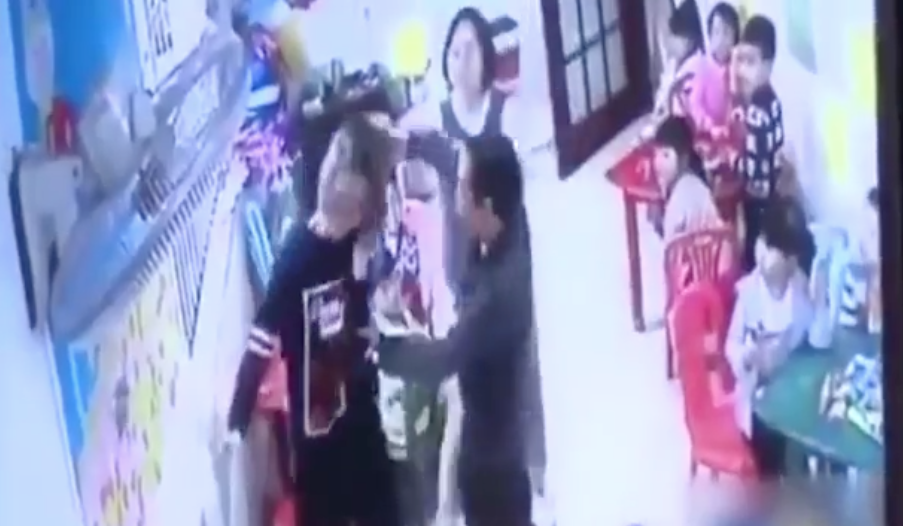  (Video) Abuelita golpea a maestra que agredía a su nieta y se vuelve viral