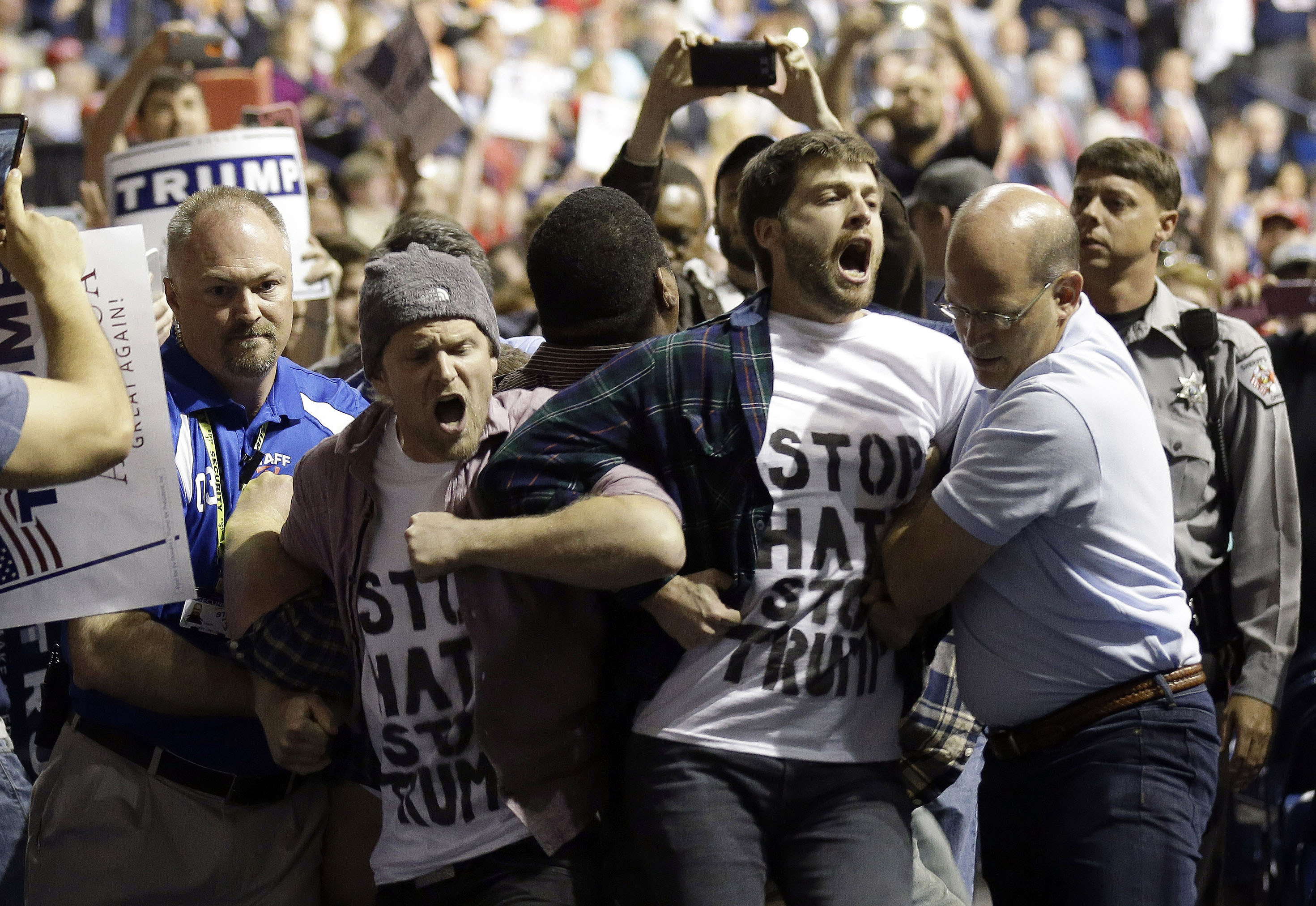  Detienen a 17 manifestantes en California durante acto de campaña de Donald Trump