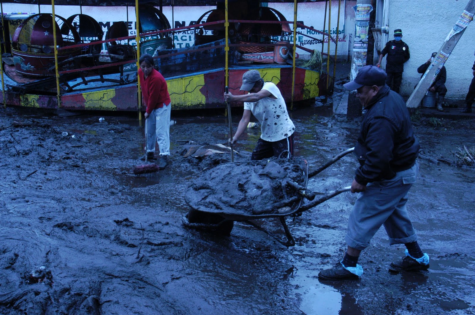  Se desborda río en Guerrero e inunda viviendas