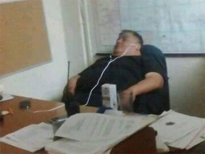  Exhiben en redes sociales a jefe policiaco de Celaya durmiendo en su oficina