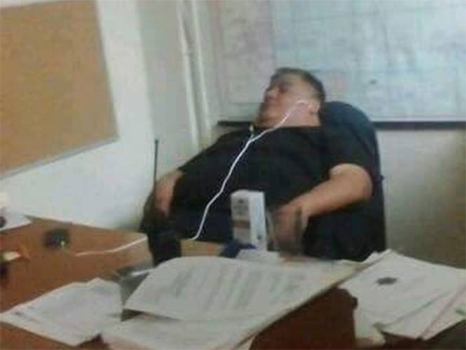 Exhiben en redes sociales a jefe policiaco de Celaya durmiendo en su oficina