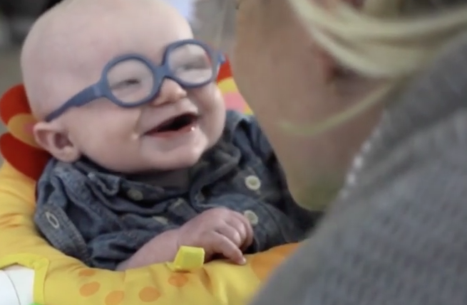  (Video) Conmueve reacción de bebé al estrenar lentes y ver a su madre