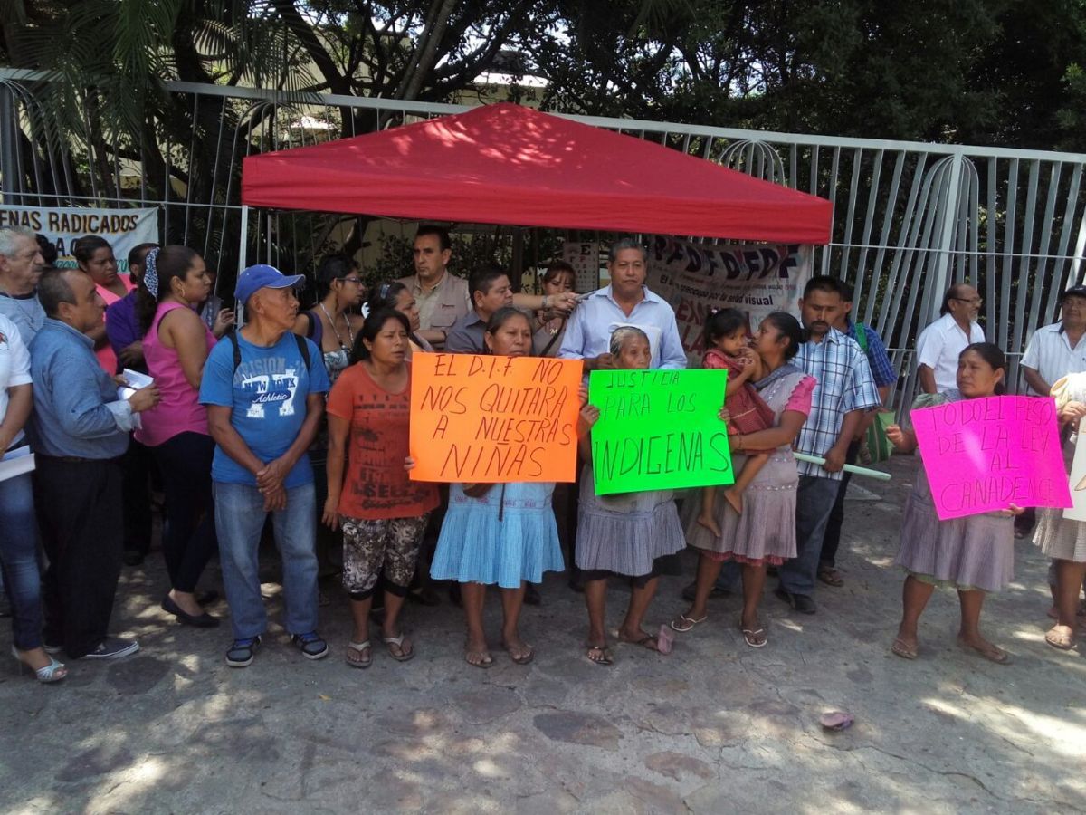  Padres niegan conocer a canadiense que besó a sus hijas en Acapulco