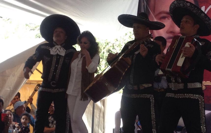  Familiares y amigos visitaron tumba de Pedro Infante por aniversario luctuoso