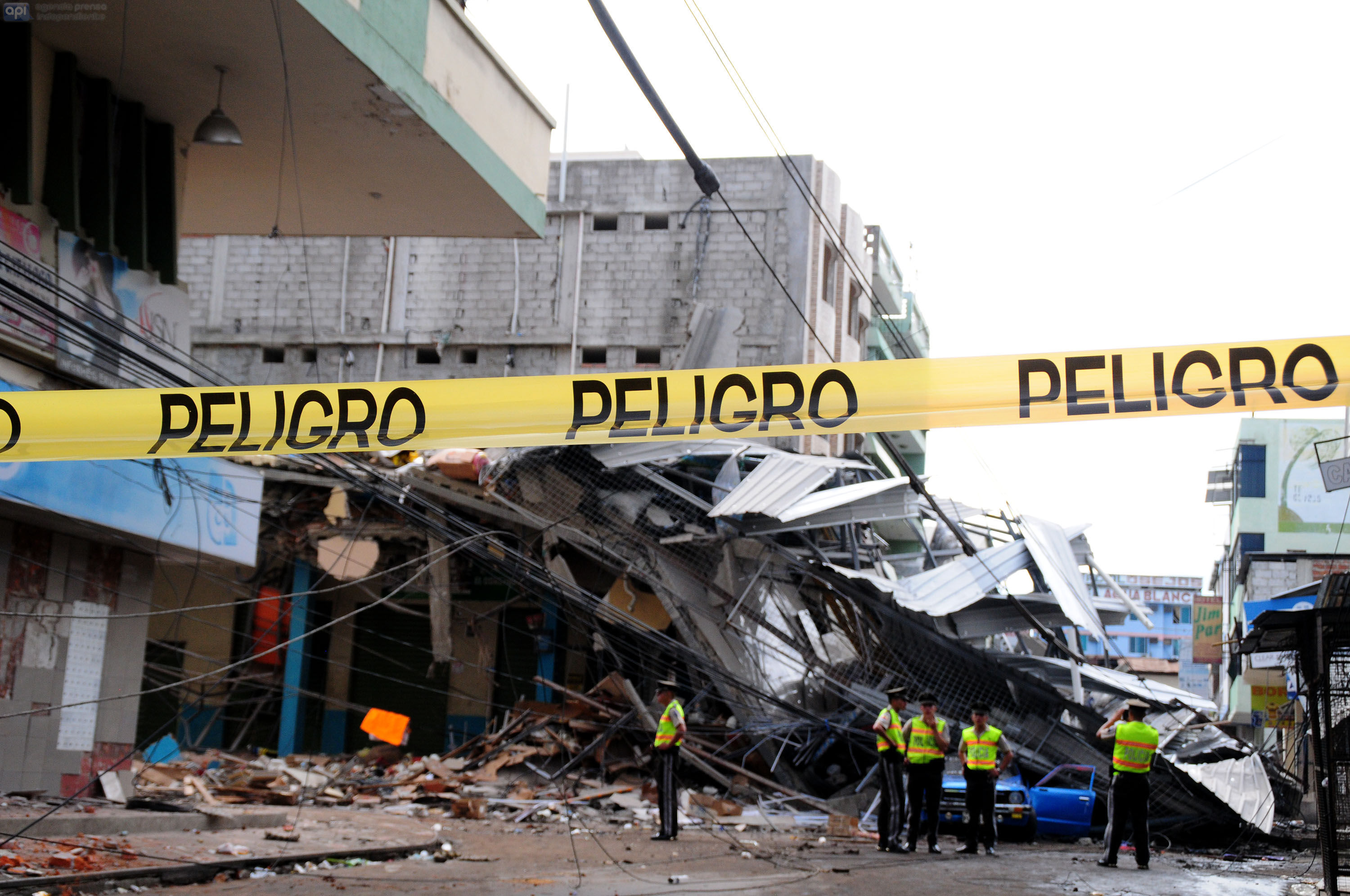  Ya son 350 los muertos en Ecuador tras fuerte terremoto