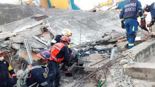  Rescatistas mexicanos salvan a 12 ecuatorianos entre escombros