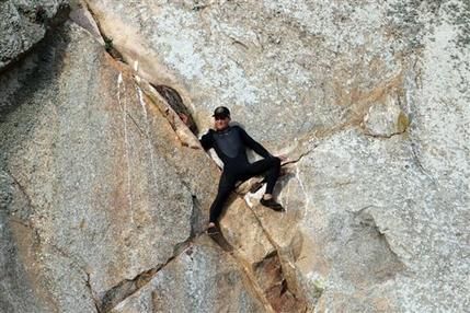  (Video) Hombre escala montaña para pedir matrimonio y queda atorado