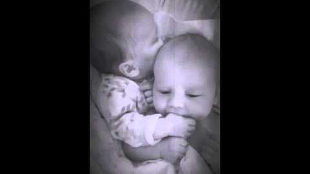  (Video) La tierna acción de un bebé para calmar a su hermano gemelo