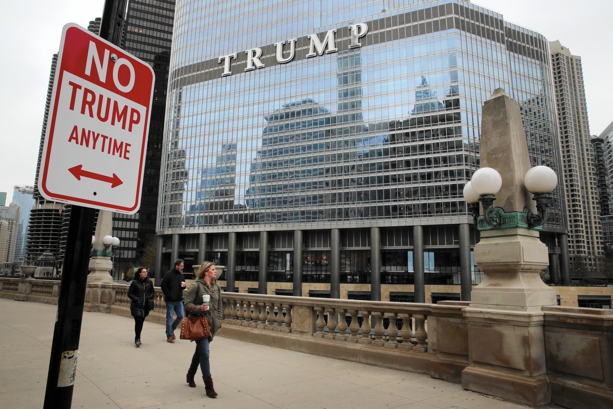  Ponen mensajes contra Trump en señales de tránsito