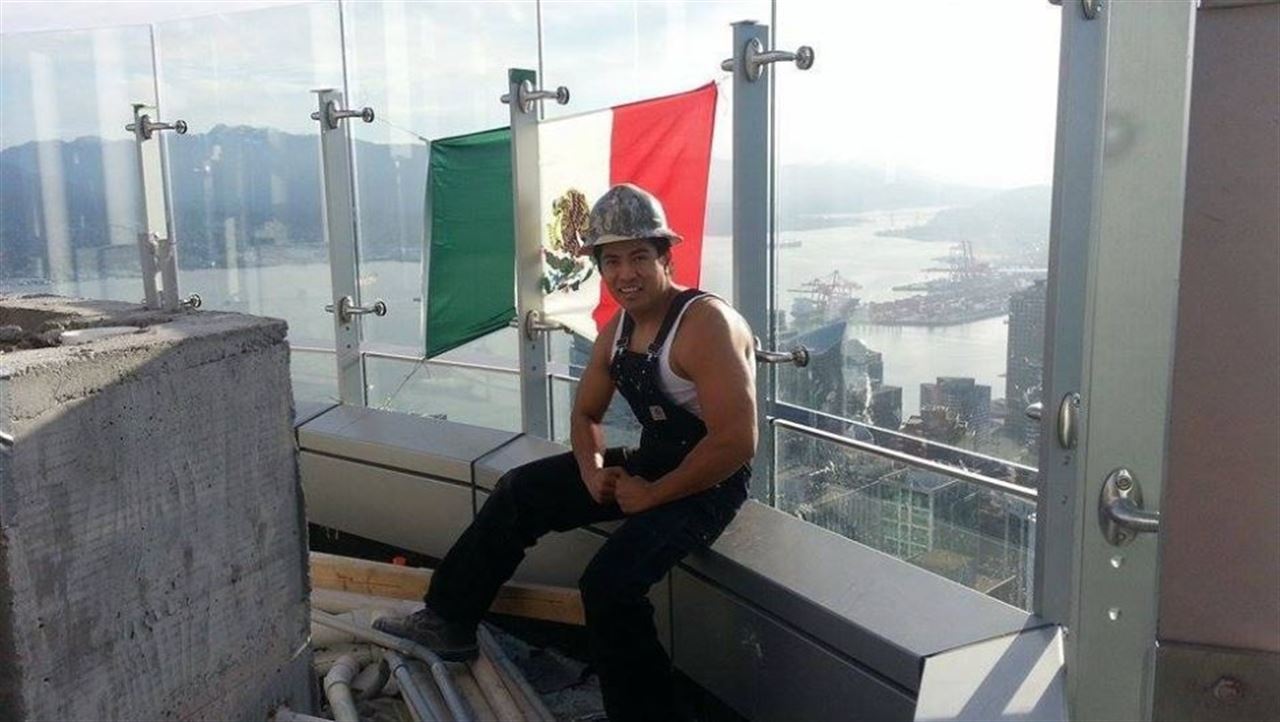  La bandera de México ondea en la azotea de la torre de Donald Trump en Vancouver