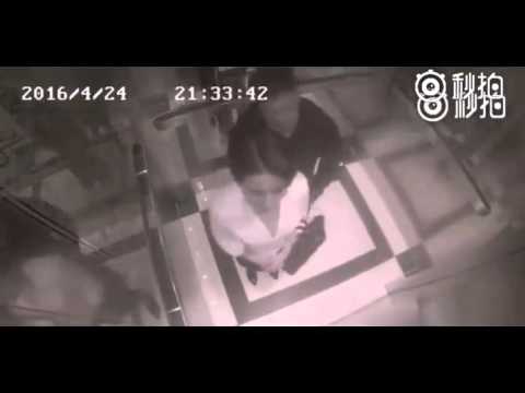  (Video) Mujer se defiende de acosador en el elevador