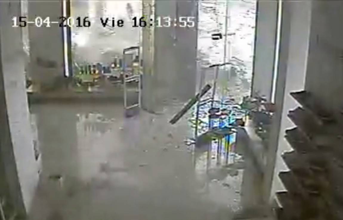  (Video) En 40 segundos, tornado destruye zapatería en Uruguay