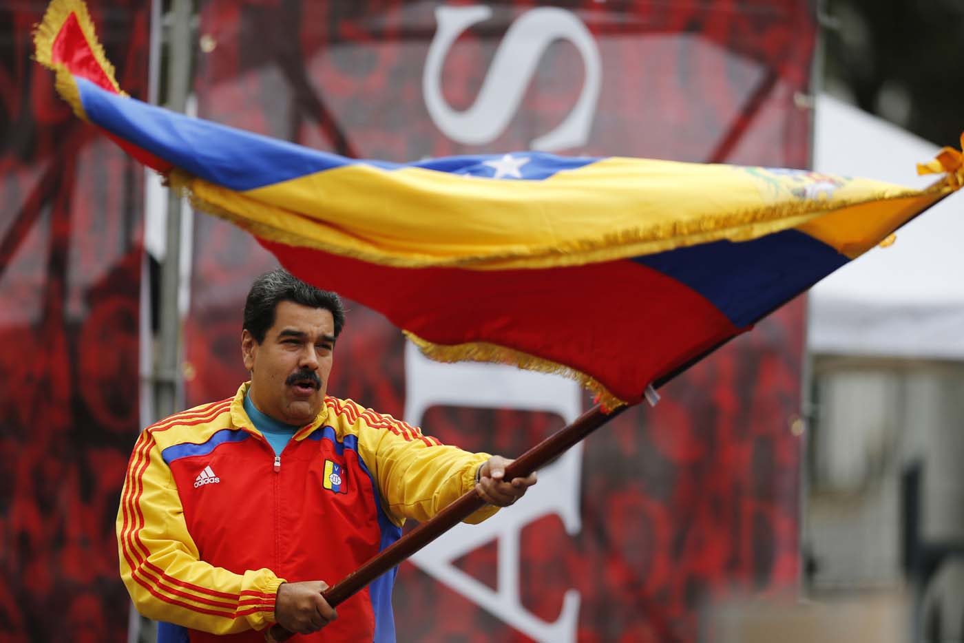  Asegura Maduro que seguirá en el poder “por lo menos hasta el 2018”
