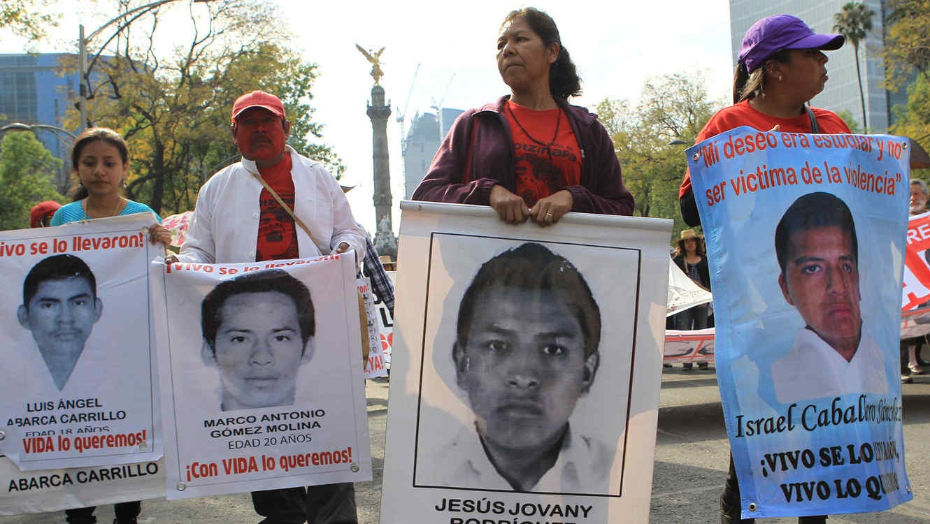  Padres de normalistas exigen reunión con Peña