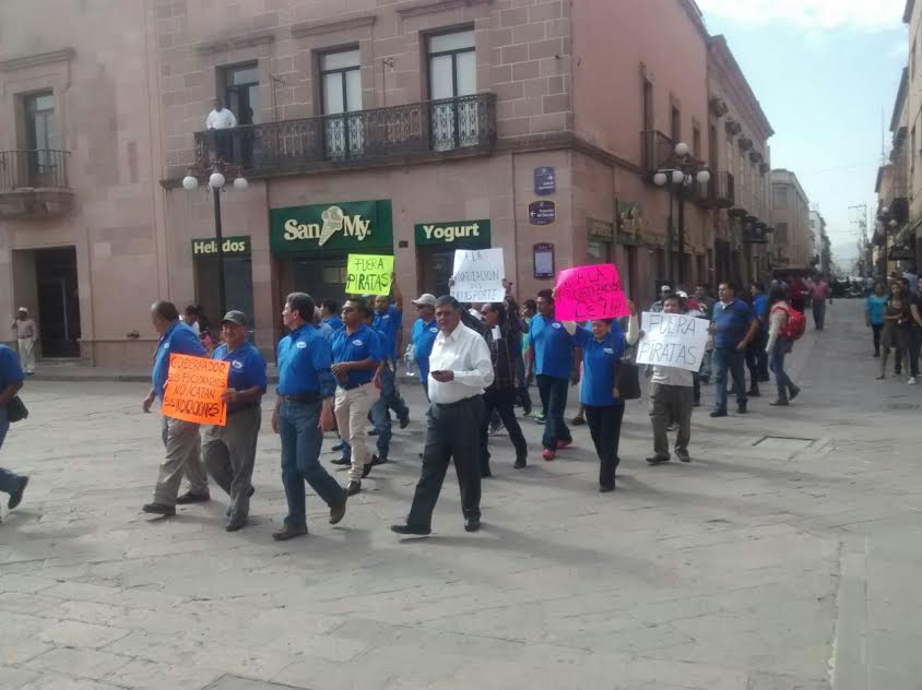  Se manifiestan taxistas; denuncian cobros excesivos y ‘oídos sordos’ de gobierno ante Uber