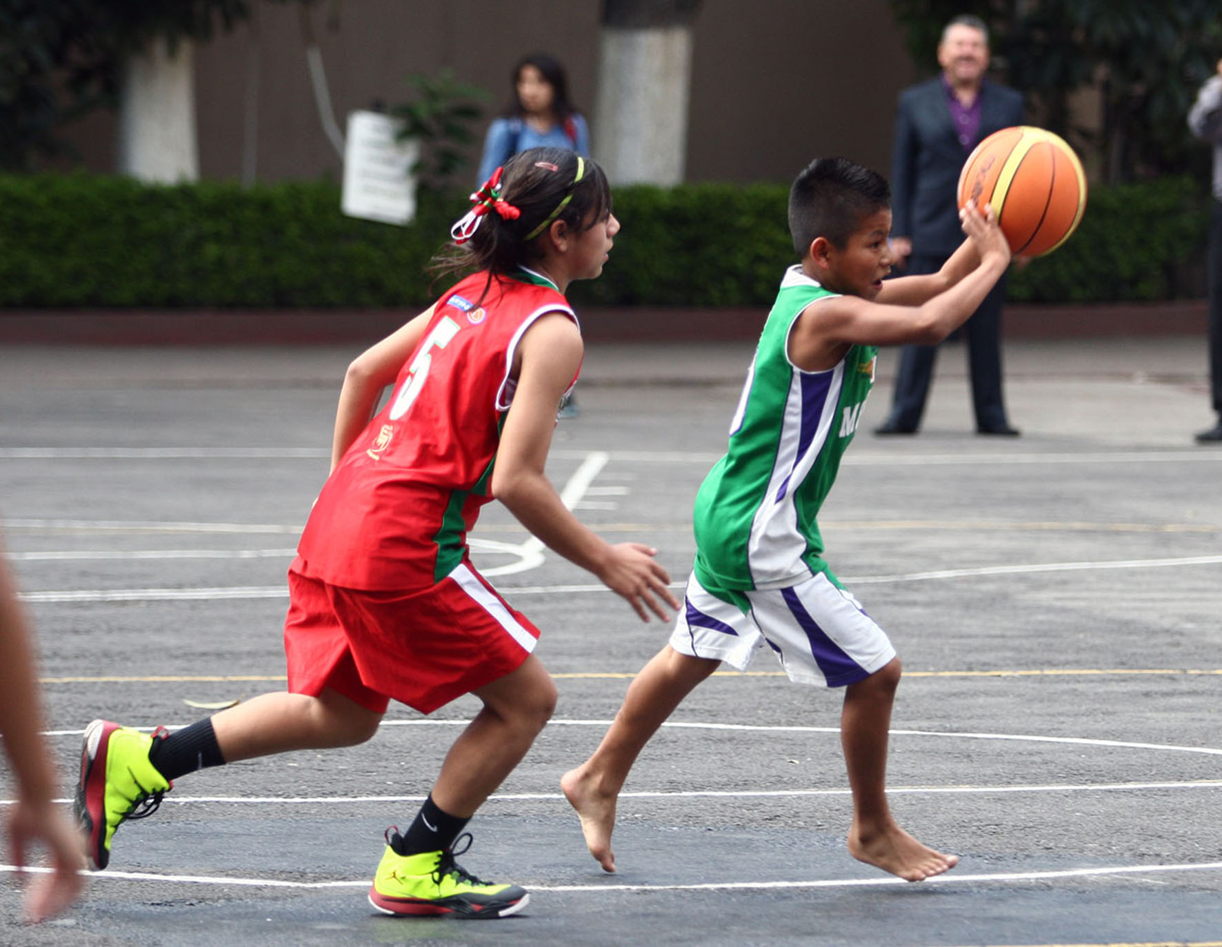  Niños Triquis, hayan salida a la miseria jugando