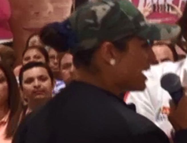  (Video) Mujer recrimina a candidato incumplimiento de promesas