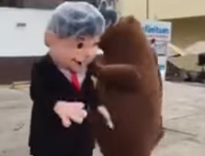  (Video) Duelo de botargas: AMLO vs oso