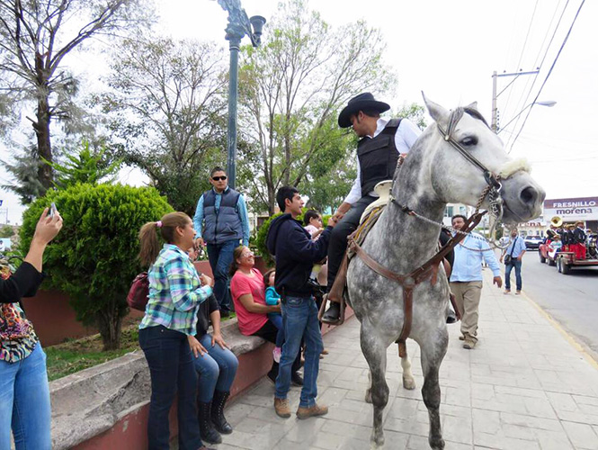  Cantante busca votos con chaleco antibalas para frenar inseguridad