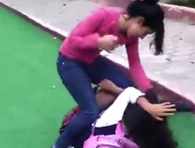  (Video) Exhiben golpiza con ‘boxer’ a estudiante