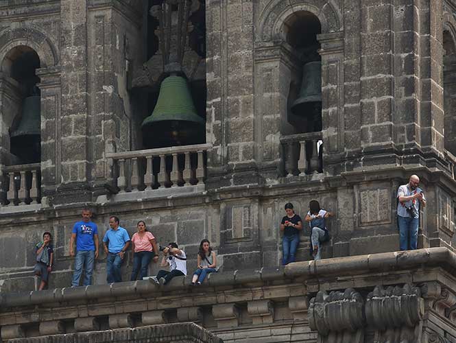  Burlan seguridad y arriesgan su vida en la Catedral Metropolitana