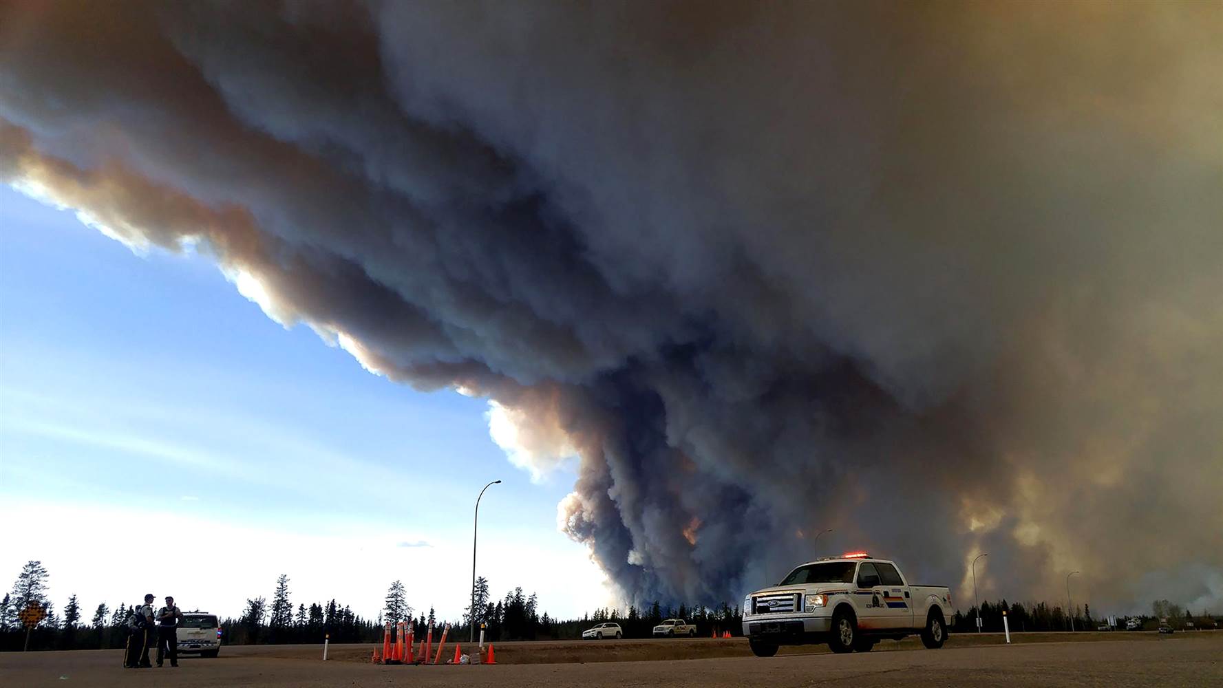  Canadá: 8 mil evacuados tras reactivación de incendio