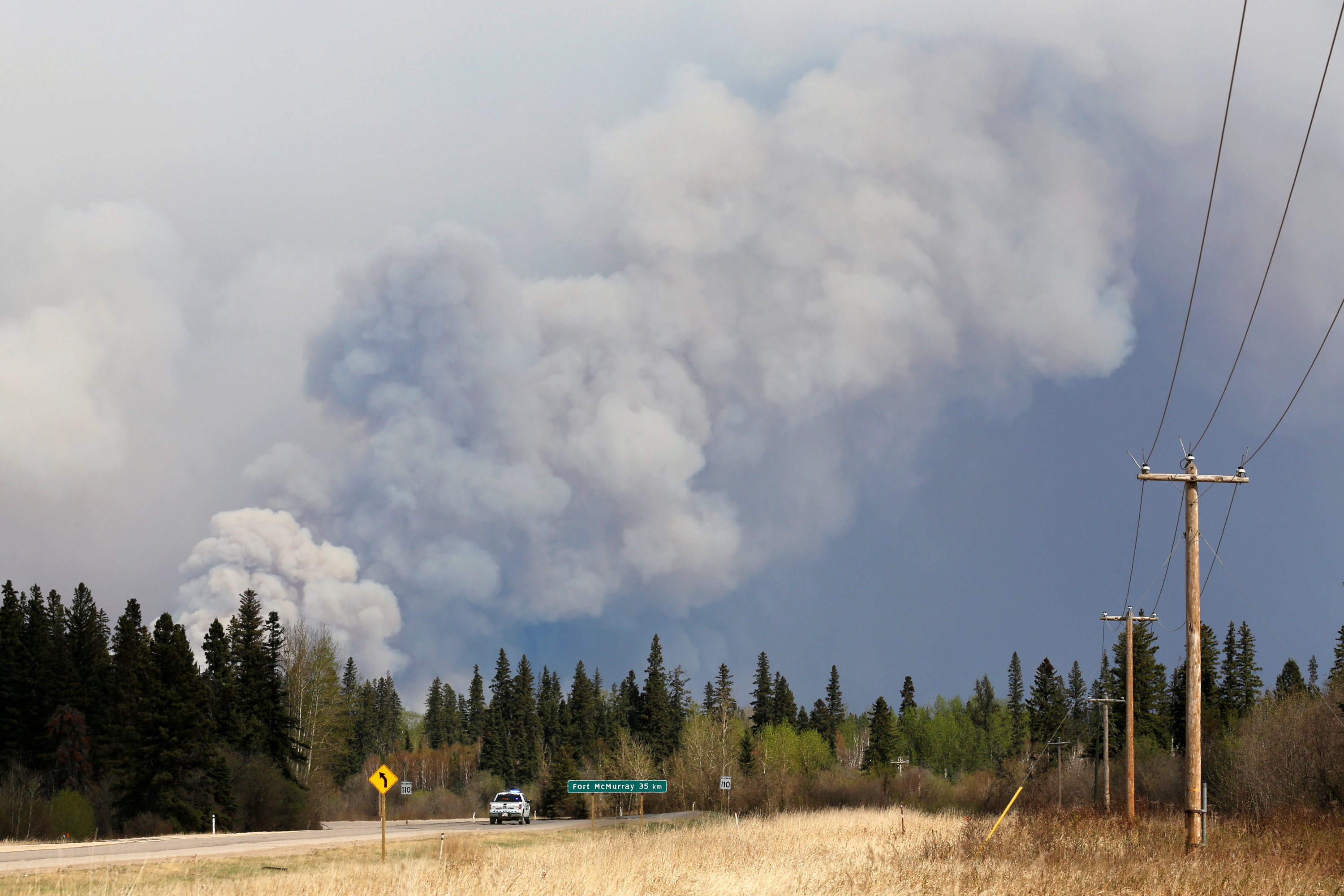  Mitiga lluvia al fuego en Canadá