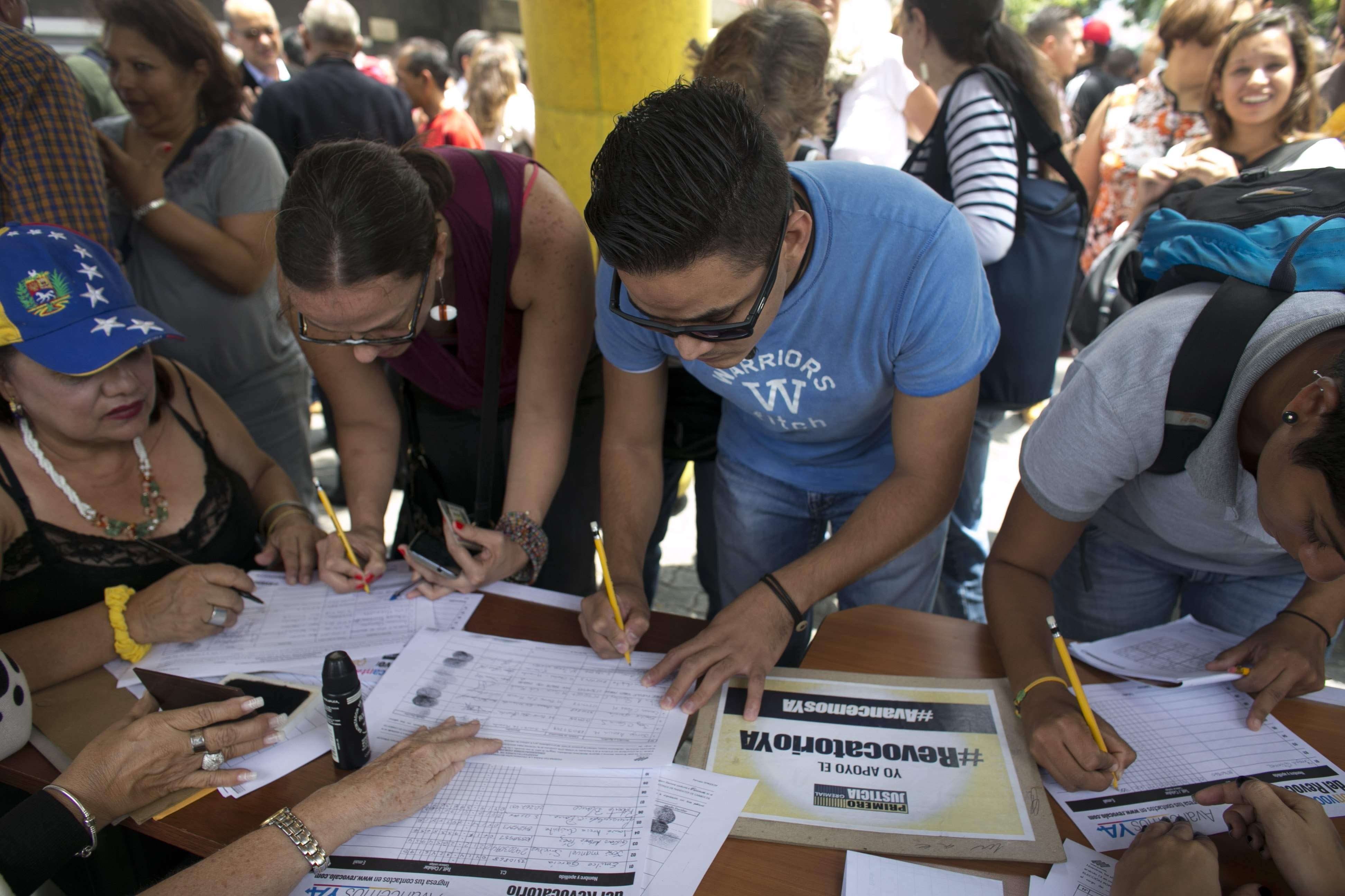  “Salimos a firmar contra Maduro porque no le tenemos miedo”