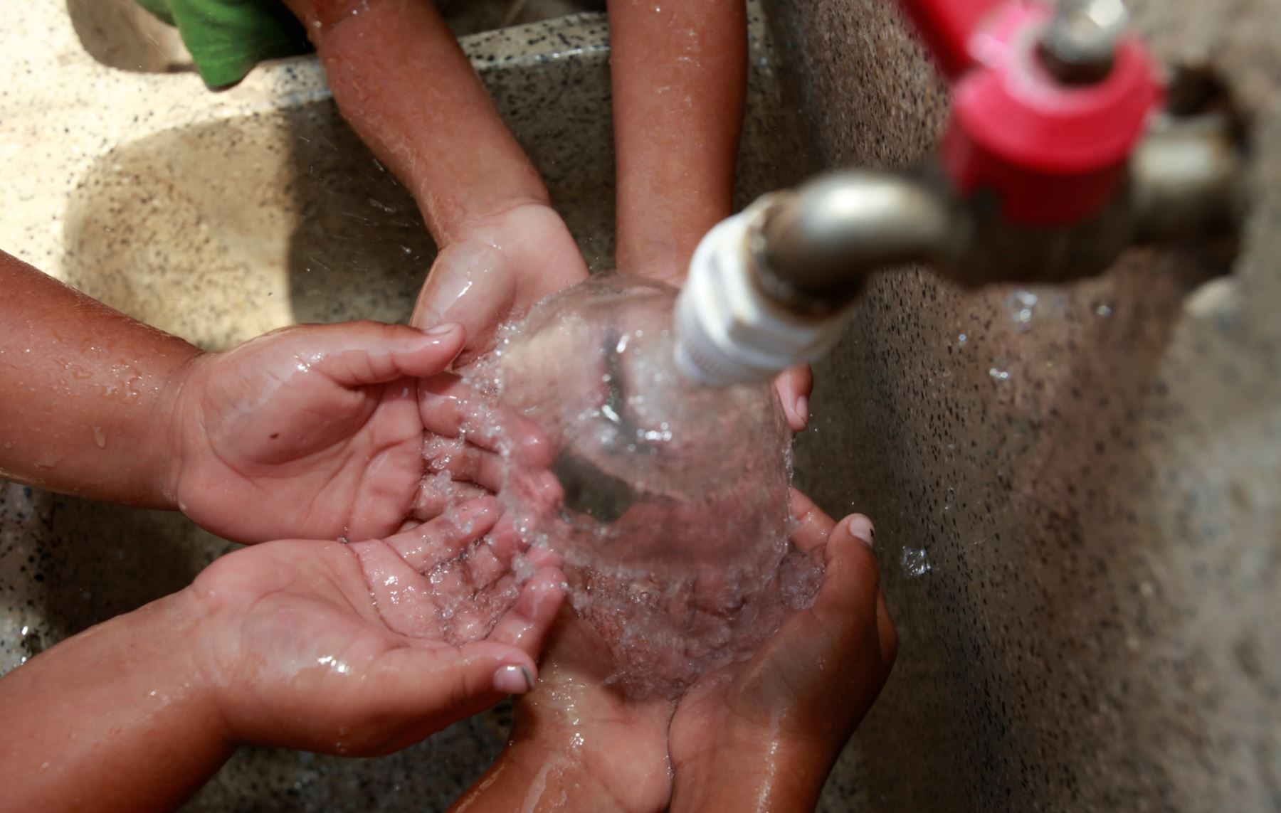  Violan derecho humano al agua en Tancanhuitz