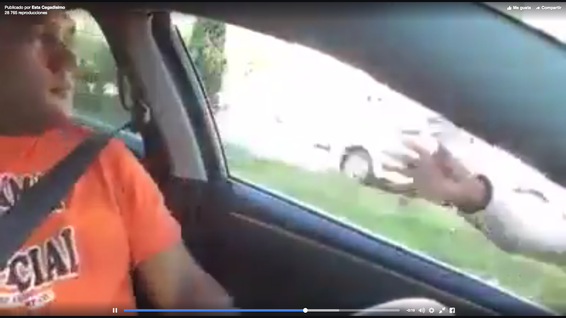  (Video) “Limosnera y con garrote”; Mujer que pedía dinero avienta limosna que le dio automovilista