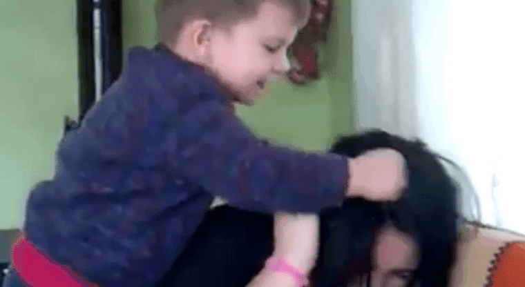 (Video) Niño salvaje golpea brutalmente a su madre