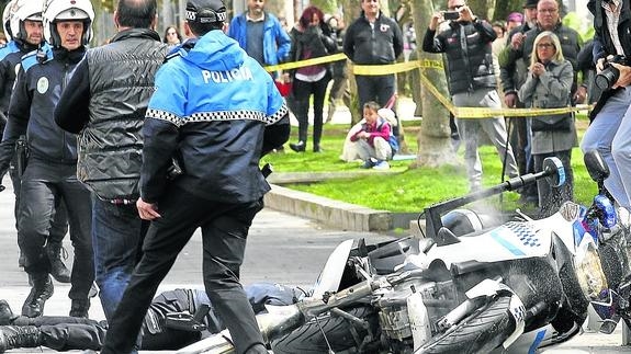  (Video) Policía hacía acrobacias con su motocicleta y se lesiona gravemente