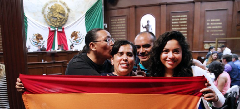  Congresos de Morelos y Michoacán aprueban matrimonios igualitarios