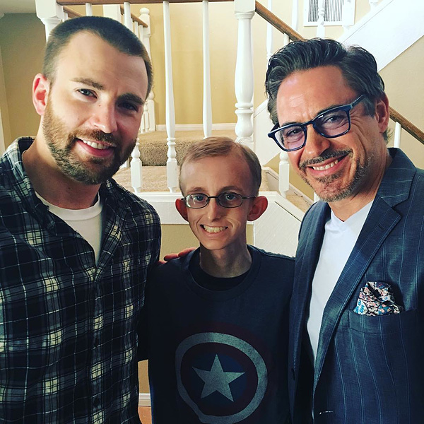  Elenco de ‘Avengers’ cumple sueño de joven con leucemia