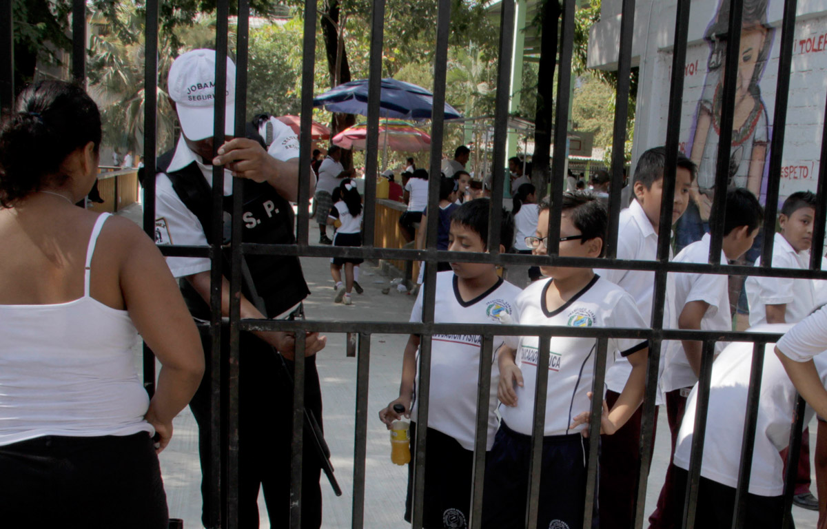  Detectan que niños cobran “derecho de piso” en escuelas de Acapulco