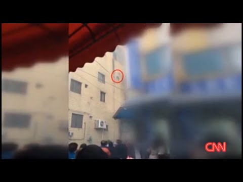  (Video) Madre y sus 3 hijos saltan de edificio en llamas y sobreviven