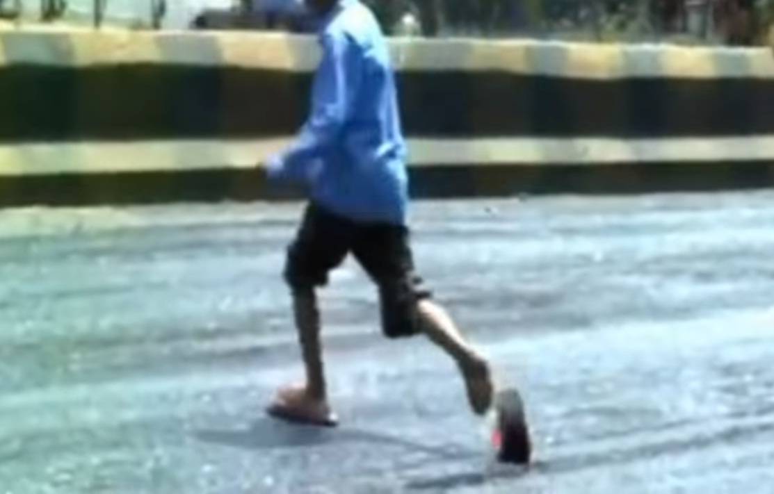  (Video) ¿Calor? En India se derriten las calles