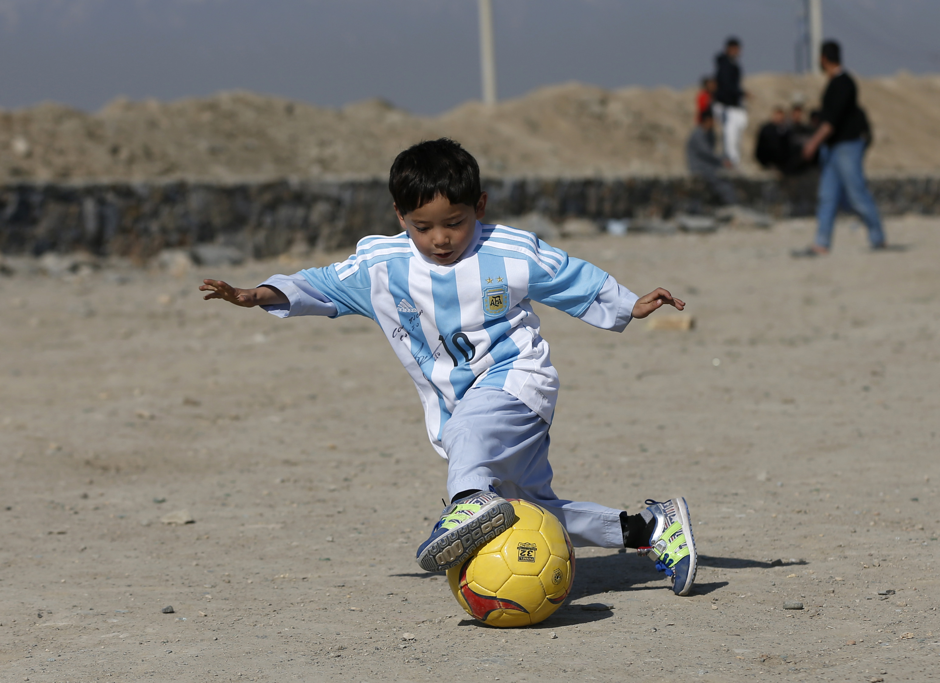  Pequeño afgano seguidor de Messi deja el país tras amenazas a su familia