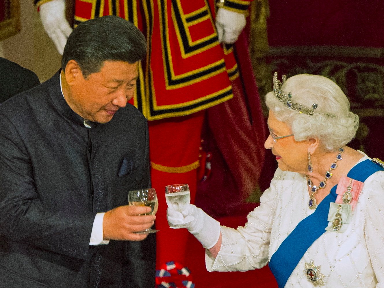  (Video) La Reina Isabel llama “groseros” a funcionarios chinos que visitaron Londres